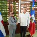 Detienen minibús con presunta marihuana en Enriquillo