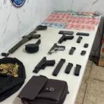 Capturan a “Piku” y “El Wa” con arsenal de drogas y arma de fuego en Loma de Cabrera