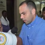 Gonzalo Castillo está de vuelta: sostiene encuentros cercanos con familias de Santo Domingo. 