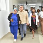 Tras gestión de Víctor Pichardo, instalan lámparas de alumbrado en kilómetro 5 de Monte Plata