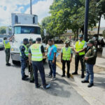 Tras gestión de Víctor Pichardo, instalan lámparas de alumbrado en kilómetro 5 de Monte Plata
